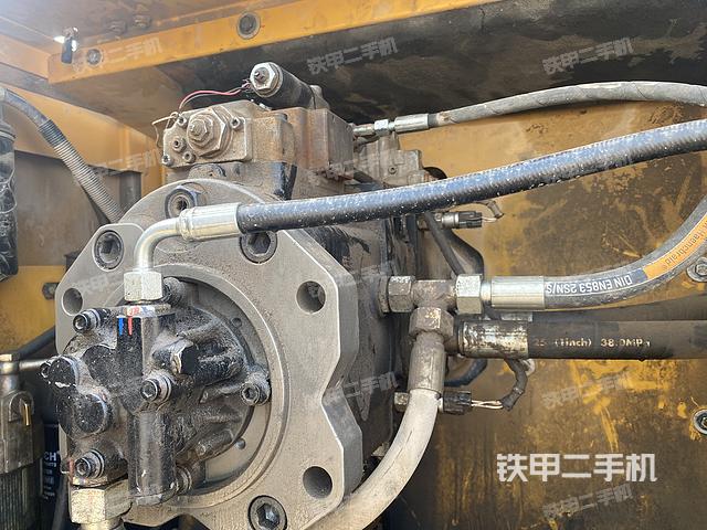 液压泵舱室正面整体（整机外观）