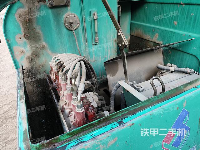 回转马达和主控阀（整机外观）