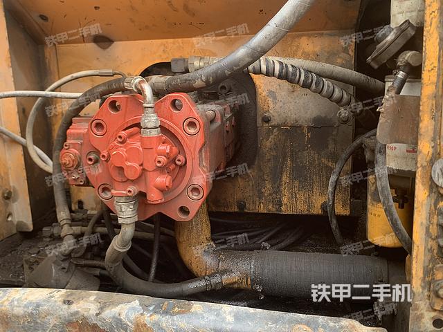 液压泵舱室正面整体（整机外观）