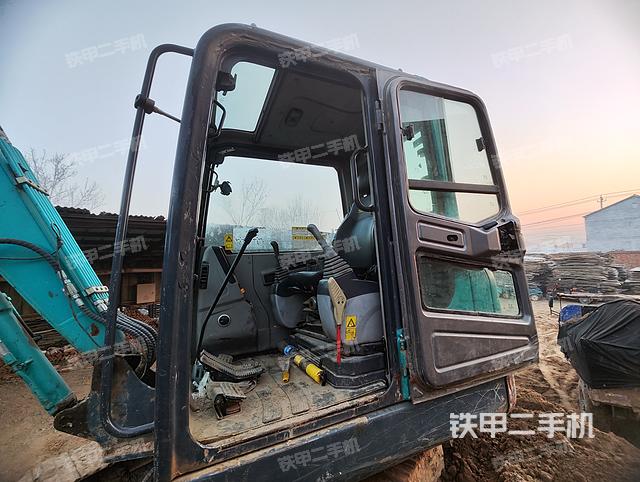 驾驶室顶部（整机外观）