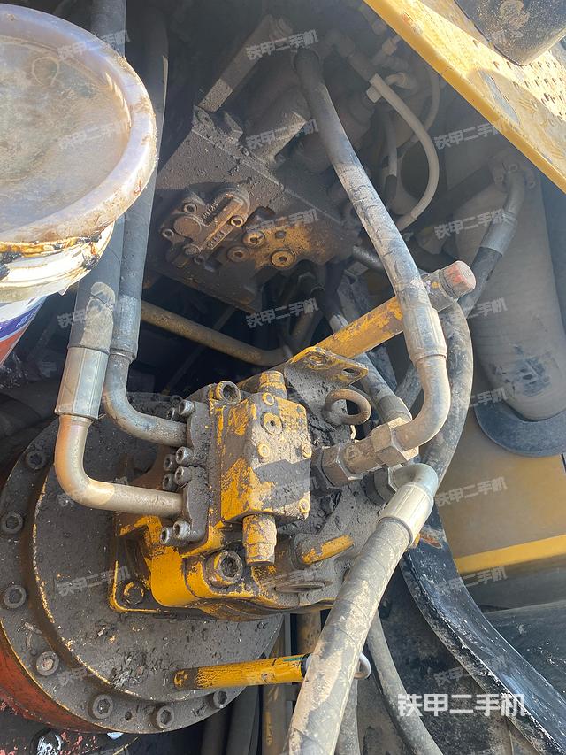 回转马达和主控阀（整机外观）