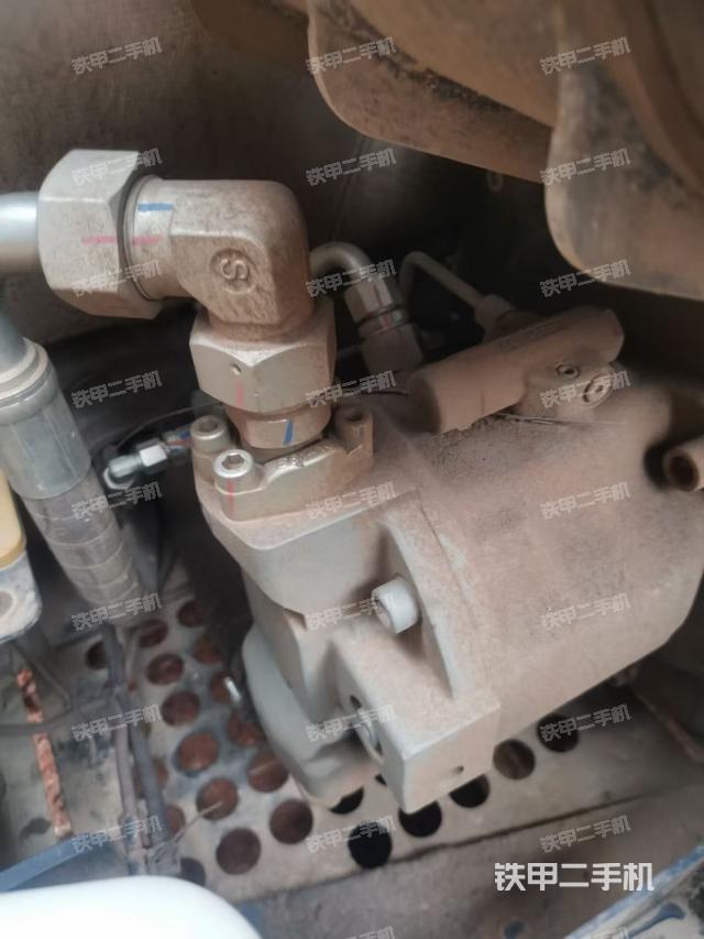 液压泵舱室正面整体（整机外观）