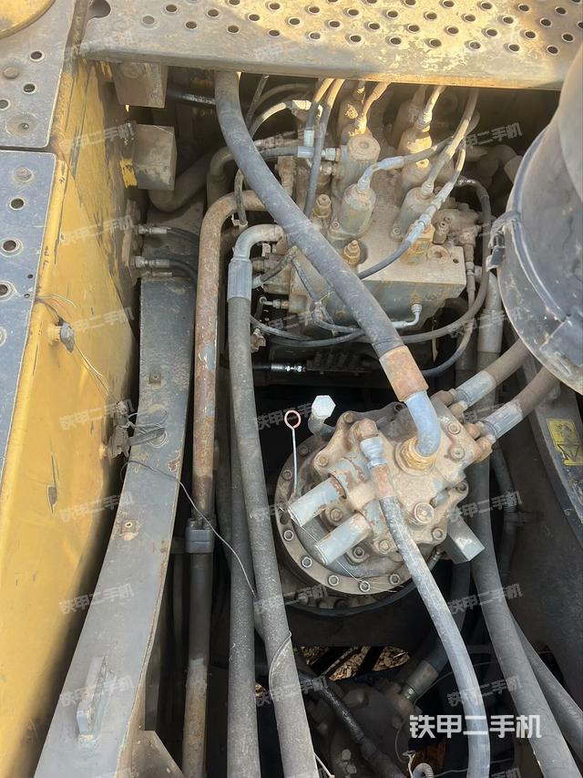 液压泵舱室正面整体（整机外观）