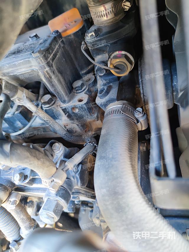 液压泵舱室正面整体（整机外观）