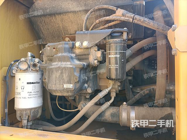 液压泵舱室正面整体（整机外观）