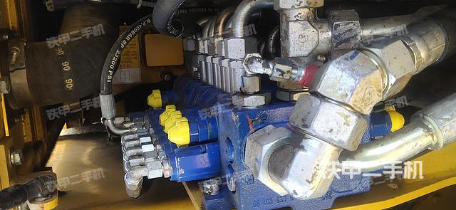 回转马达和主控阀（整机外观）