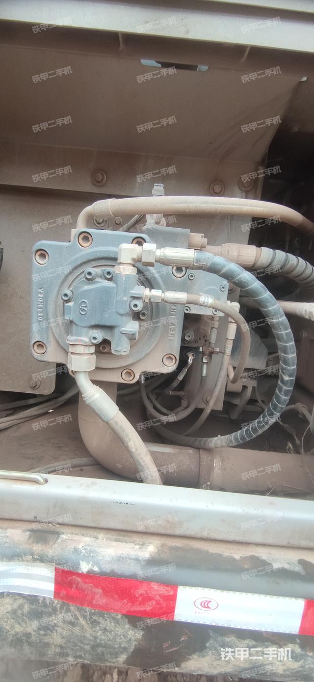 液压泵舱室正面整体（整机外观）