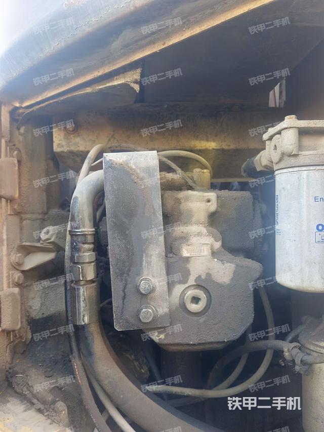 液压泵舱室正面整体（整机外观）