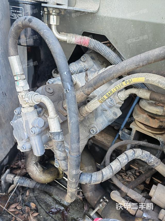 液压泵舱室正面整体（整机外观）