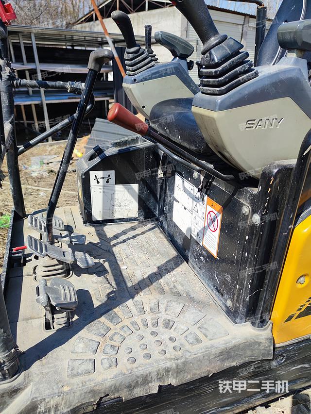 回转马达和主控阀（整机外观）