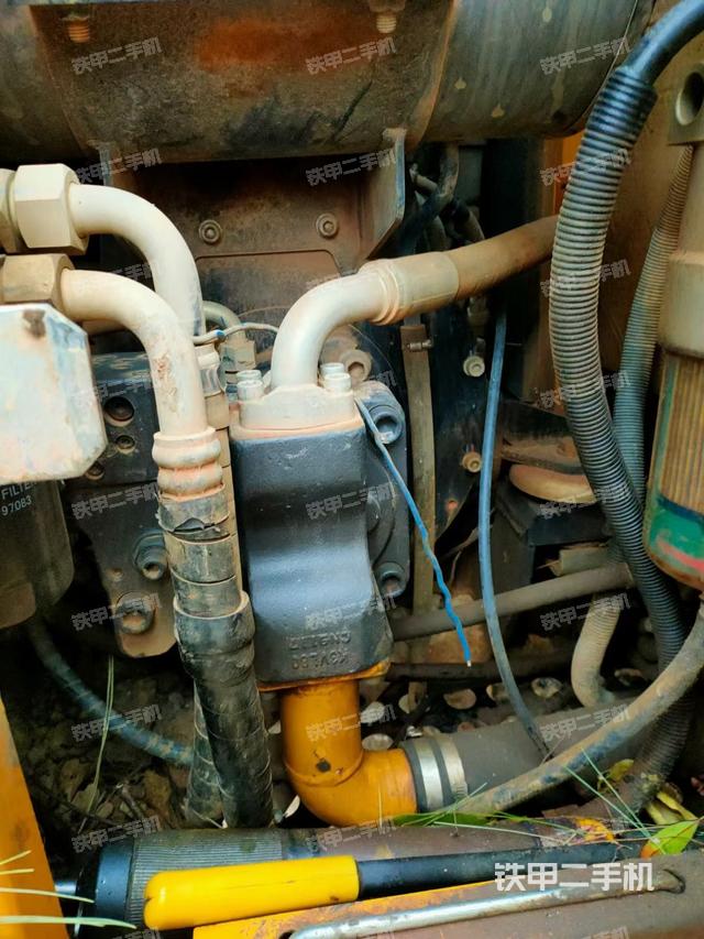 液压泵舱室正面整体（整机外观）