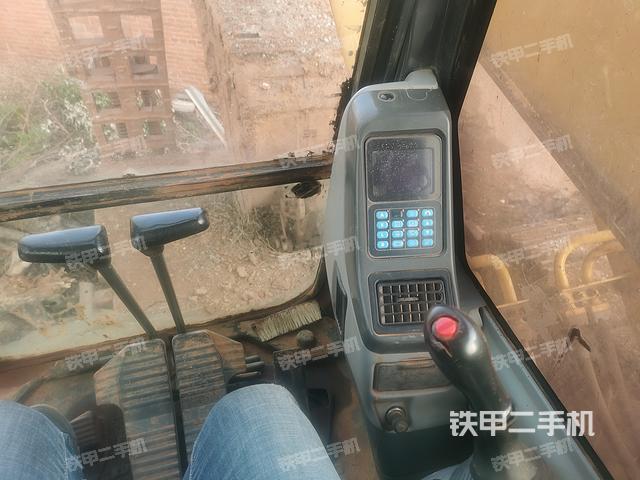 液压泵舱室正面整体（整机外观）