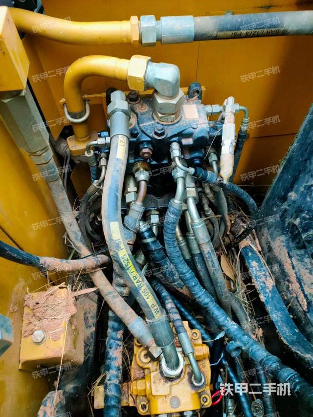 回转马达和主控阀（整机外观）