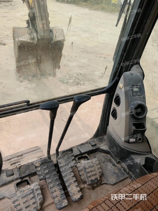 行走控制手柄和踏板 俯拍（驾驶室部分）