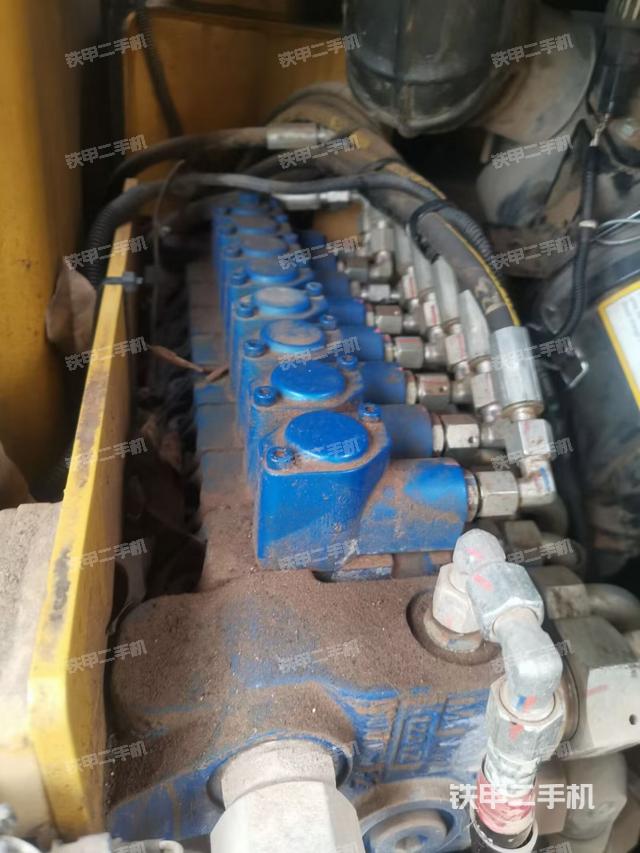 液压泵舱室正面整体（整机外观）