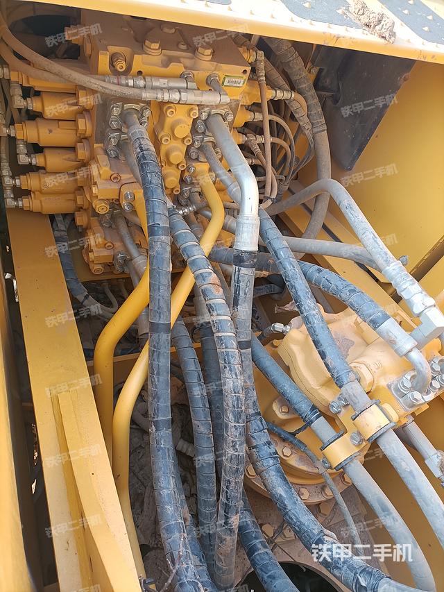 回转马达和主控阀（整机外观）