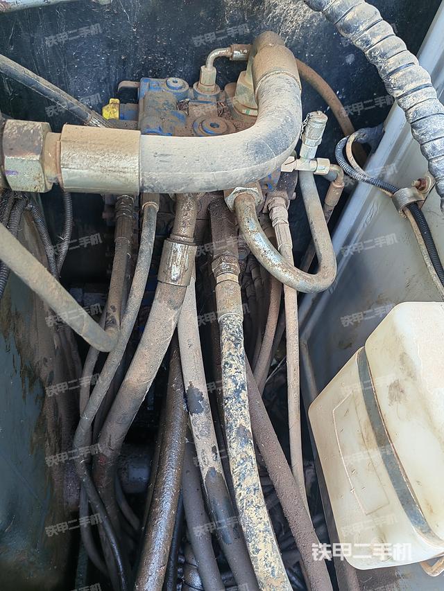 回转马达和主控阀（整机外观）