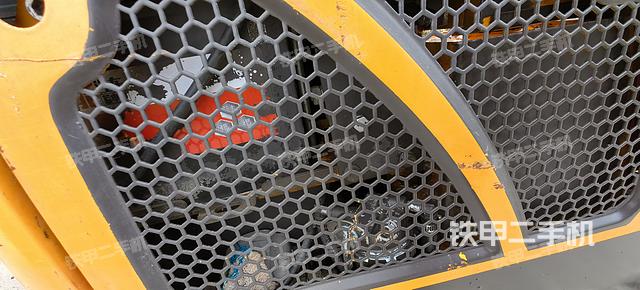 液压泵舱室正面整体（整机外观）