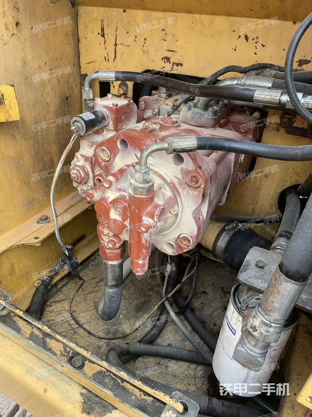 液压泵舱室正面整体（整机外观）