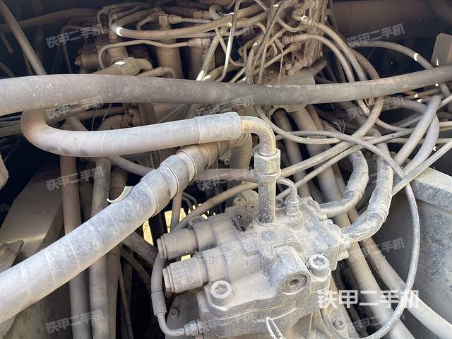 回转马达和主控阀（整机外观）