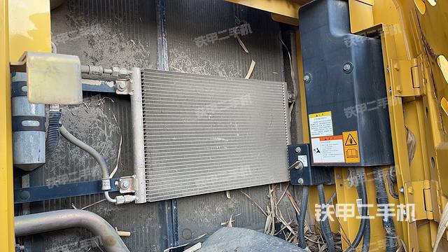 液压泵舱室正面整体（整机外观）