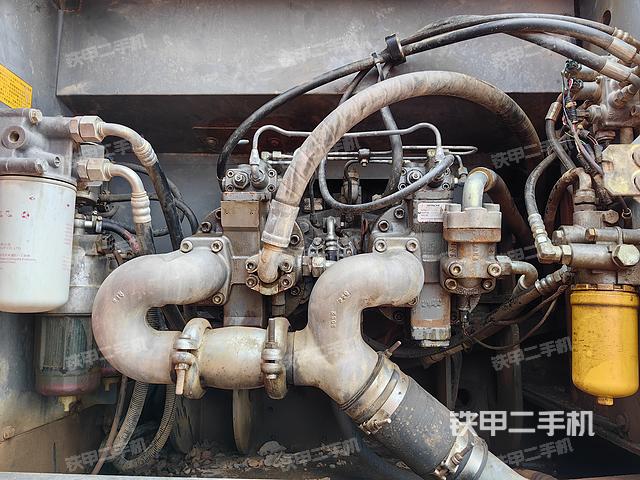 液压泵舱室正面整体（整机外观）