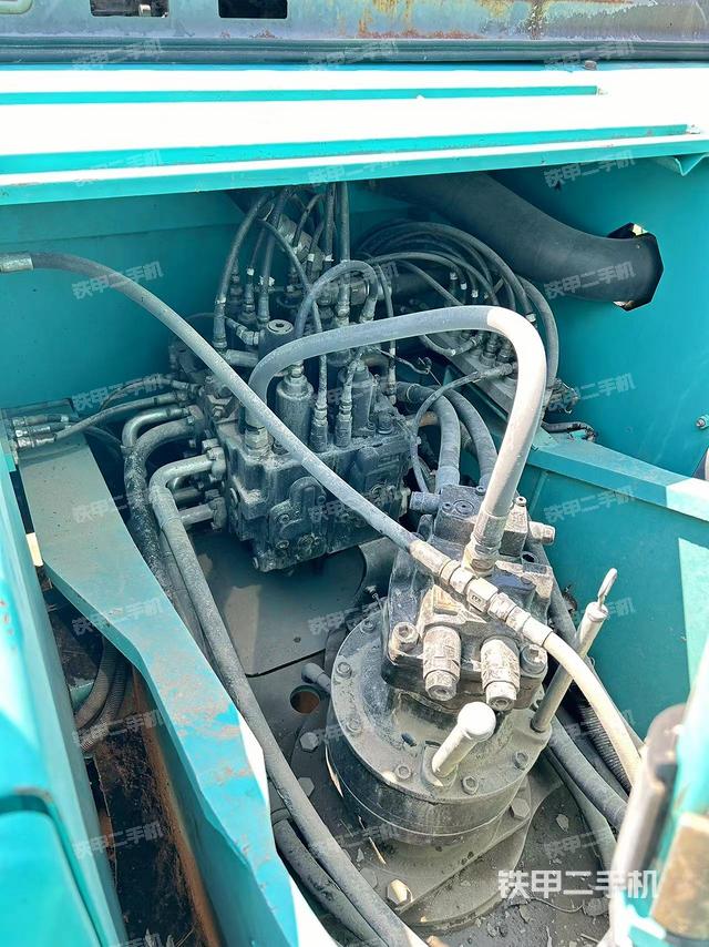 回转马达和主控阀（整机外观）