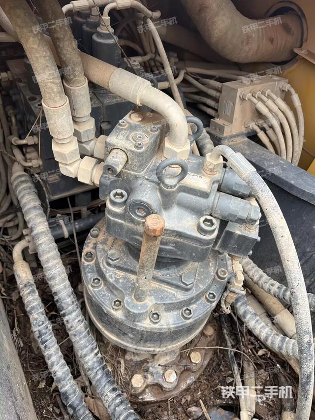 回转马达和主控阀（整机外观）