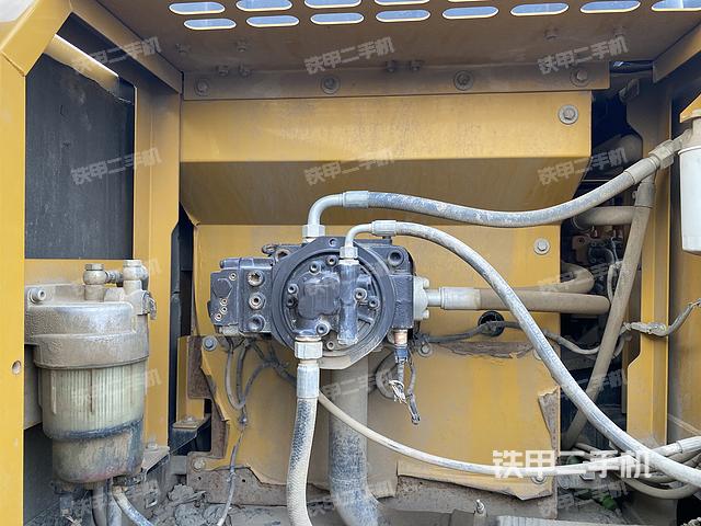 液压泵舱室正面整体（整机外观）