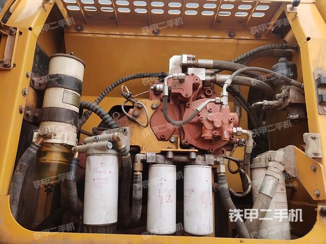 液压泵舱室正面整体（整机外观）