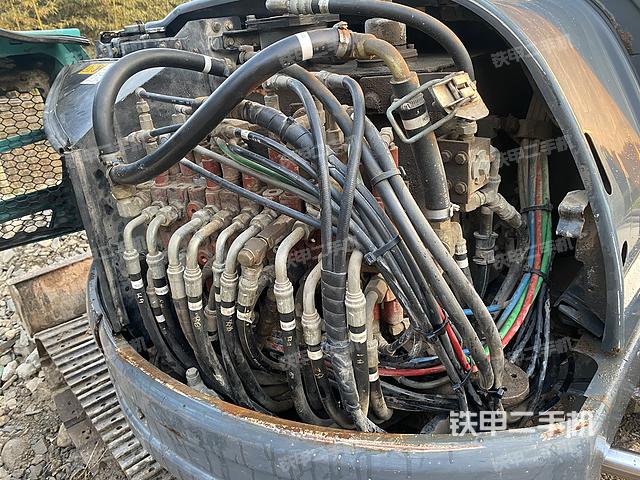 回转马达和主控阀（整机外观）