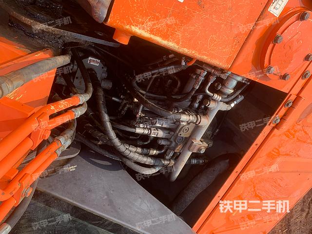 回转马达和主控阀（整机外观）