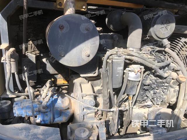 液压泵舱室正面整体（整机外观）