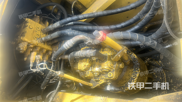 回转马达和主控阀（整机外观）