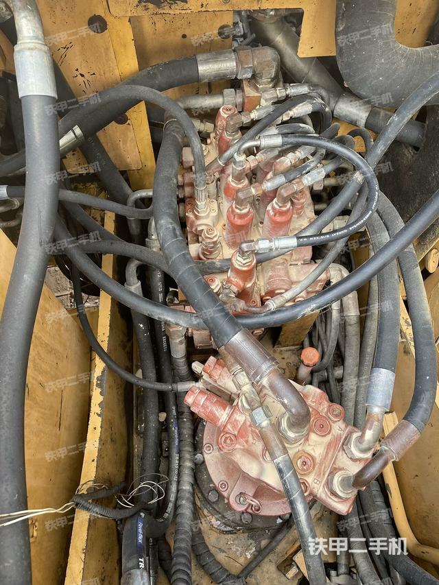 回转马达和主控阀（整机外观）