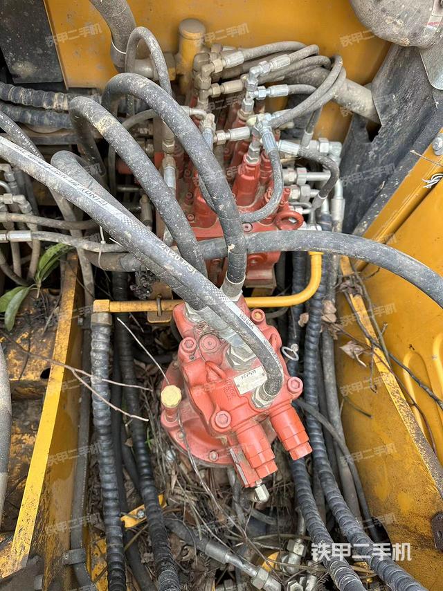 回转马达和主控阀（整机外观）