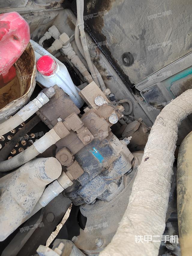 液压泵舱室正面整体（整机外观）