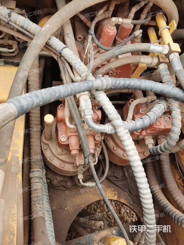 回转马达和主控阀（整机外观）