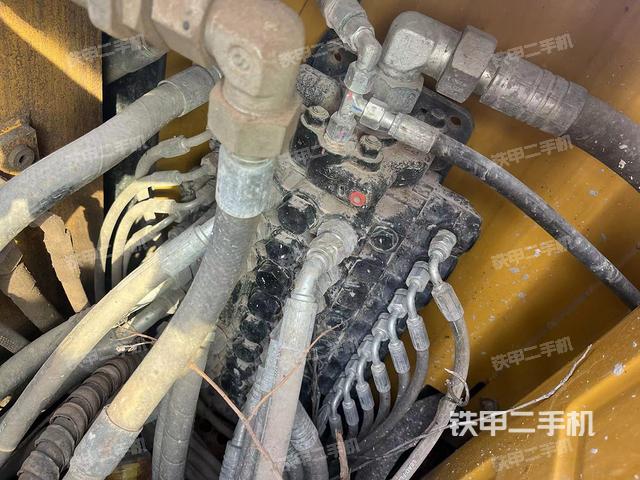 回转马达和主控阀（整机外观）