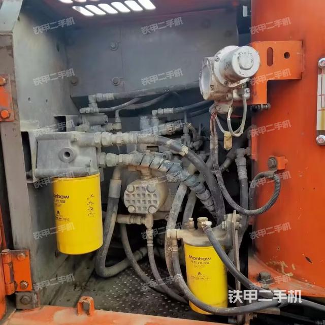 液压泵舱室正面整体（整机外观）