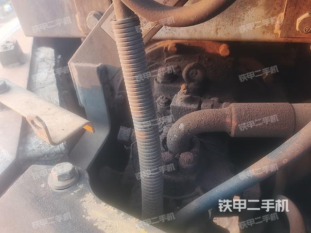 液压泵舱室正面整体（整机外观）