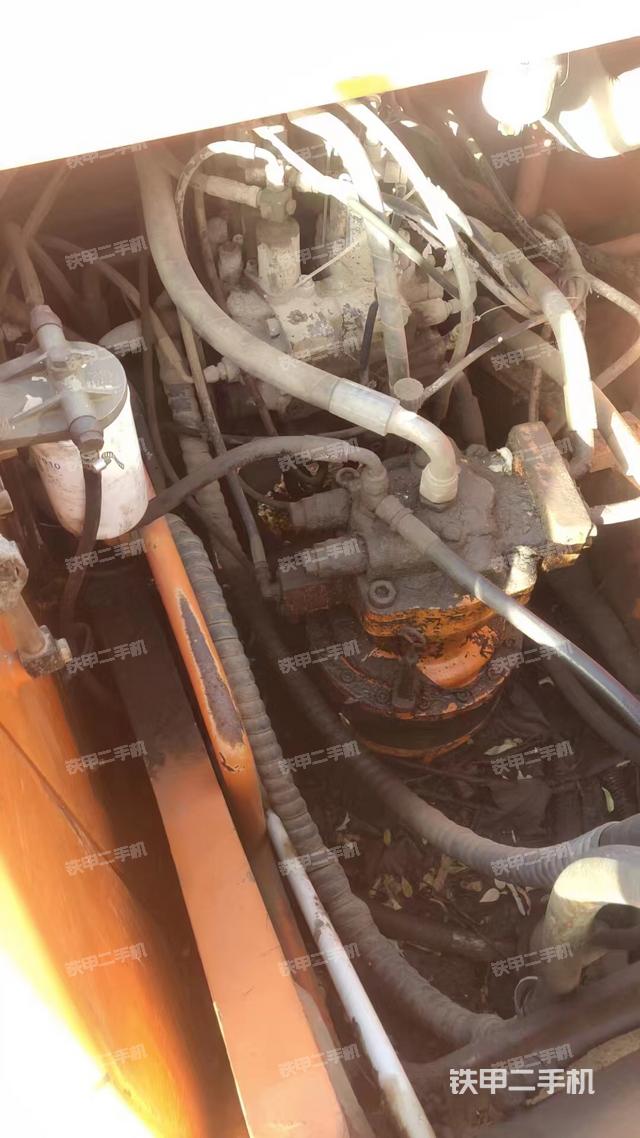 回转马达和主控阀（整机外观）