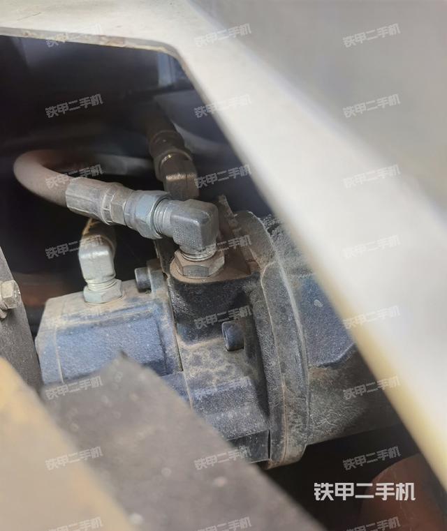 液压泵舱室正面整体（整机外观）