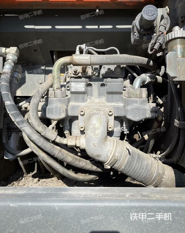 液压泵舱室正面整体（整机外观）