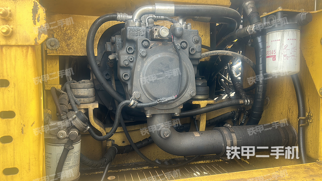 液压泵舱室正面整体（整机外观）