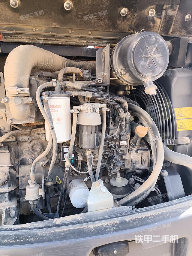 液压泵舱室正面整体（整机外观）