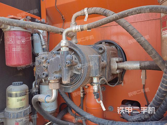 液压泵舱室正面整体（整机外观）