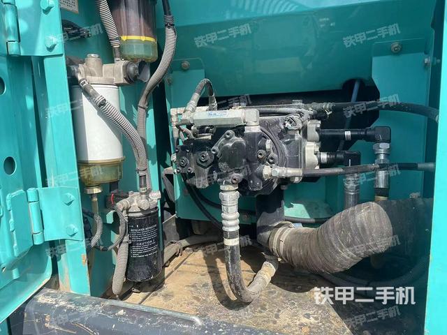 液压泵舱室正面整体（整机外观）