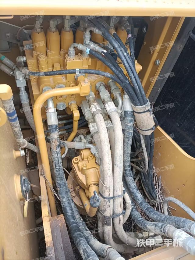 回转马达和主控阀（整机外观）