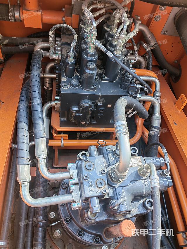 回转马达和主控阀（整机外观）